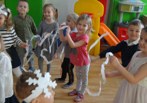 Dzieci tańczą z paskami białej bubuły